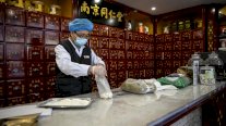 الطب التقليدي ينتشر بصورة متزايدة في الصين لمواجهة كوفيد-19