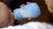 المنافع الصحية المزعومة لحليب الأطفال الاصطناعي لا تستند إلى دراسات علمية