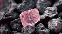 دراسة تكشف سرّ ندرة الألماس الوردي