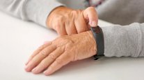 جهاز في معصمك يلتقط الإشارات المبكرة للزهايمر