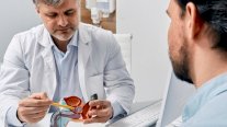 للرجال فوق الخمسين.. سر الوقاية من سلس البول والضعف الجنسي