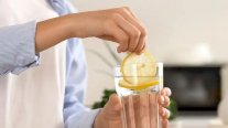 كوب ماء مع شريحة ليمون.. نصيحة طبية لـ