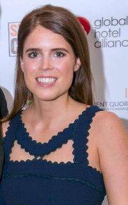 تجد الأميرة أوجيني (يسار) الناشطة حقوقيا صعوبة أخلاقية في تقبل رفض والدها الاعتذار لضحايا إبستين