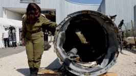 الجيش الإسرائيلي يعرض ما يقول إنه صاروخ باليستي إيراني انُتشل من البحر الميت