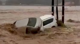 مياه الفيضان في محافظة شمال الشرقية تجرف السيارات في الشوارع