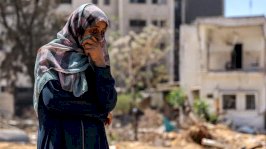 رد فعل امرأة وهي تراقب عملية البحث عن الجثث بالقرب من مستشفى الشفاء في مدينة غزة يوم الأربعاء