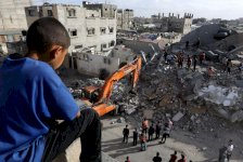 Getty Images | فرق الدفاع المدني والسكان المحليون يقومون بجهود البحث والإنقاذ بعد قصف إسرائيلي أصاب مبنى لعائلة عبد العال في رفح، غزة في 24 أبريل/نيسان 2024، ما دمر العديد من المباني وألحق أضراراً جسيمة بالمنطقة