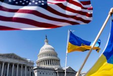 العلمان الأميركي والأوكراني يرفرفان بالقرب من مبنى الكابيتول في 20 نيسان (أبريل) 2024 في واشنطن العاصمة