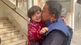 عدنان وابنته الصغرى رزان البالغة من العمر خمس سنوات