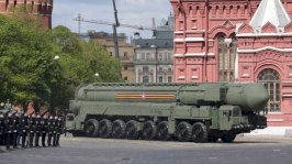 عربة تحمل صاروخاً نووياً استراتيجياً في الميدان الأحمر بموسكو في إطار التدريبات استعداداً للاحتفالات الروسية بيوم النصر