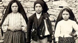 الأطفال الرعاة الثلاثة الذين يقول الفاتيكان إن السيدة مريم العذراء ظهرت لهم في فاطيما وهم من اليسار لليمين لوسيا وفرانسيسكو وجاسينتا