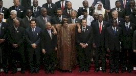 القذافي (في الوسط) يتكئ على مبارك وصالح أثناء التقاط صورة جماعية خلال القمة العربية الأفريقية المشتركة في مدينة سرت الليبية عام 2010