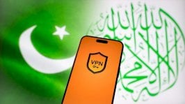 هاتف محمول عليه شعار VPN وفي الخلفية علم باكستان (يسار) 