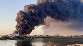 عمود كبير من الدخان يتصاعد من مستودع وقود في بورتسودان - Reuters