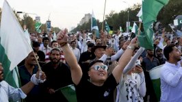 تجمعت الحشود في إسلام آباد بعد إعلان وقف إطلاق النار - Reuters