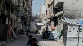 نزوحٌ جماعيٌّ عقب قصف مدينة غزة، في 30 مايو/أيار 2025. قصفت القوات الإسرائيلية مباني اليازي السكنية والمحلات التجارية بالقرب من مسجد قشقر في البلدة القديمة بغزة. قُتل ما لا يقل عن 34 فلسطينيًا وجُرح آخرون في غارات جوية إسرائيلية على قطاع غزة، مع استمرار تدهور الوضع الإنساني - Getty Images