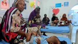 أطفال سودانيون يتلقون العلاج - Reuters