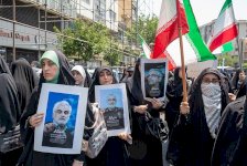 متظاهرات يحملن لافتات عليها صور لعالم الفيزياء النووية محمد مهدي طهراني (يسار)، واللواء حسين سلامي، القائد العام للحرس الثوري (وسط)، واللواء محمد باقري (يمين)، الذين أفادت التقارير بمقتلهم إثر شن إسرائيل سلسلة من الغارات في 13 يونيو/حزيران 2025 - Getty Images
