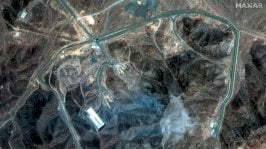 من الأقمار الصناعية لمشهد عام لمنشأة فوردو النووية في إيران، في 22 يونيو/ حزيران 2025. يغلب على الصورة اللون البني وهناك خطوط يبدو أنها طرق يميل لونها للأخضر. - Maxar Technologies