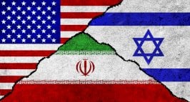 علم الولايات المتحدة الأمريكية وإيران وإسرائيل معاً على خلفية منقوشة. - Getty Images