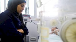 صورة أرشيفية لأحد الأطفال الخدج الذين نقلوا من جباليا إلى مدينة غزة بسبب العمليات العسكرية الإسرائيلية - BBC