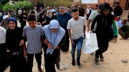 يتفاعل المشيعون خلال جنازة الفلسطينيين الذين قتلوا في الغارات الإسرائيلية الصباحية على الخيام التي تؤوي النازحين، وفقًا للمسعفين، في مستشفى ناصر في خان يونس، جنوب قطاع غزة. - Reuters