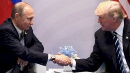 ترامب وبوتين يتصافحان - Getty Images