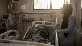 صورة من الأرشيف لمريضة فلسطينية في غزة تتلقى علاجاً في المستشفى - EPA