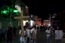 خرج أهالي منطقة الحواش في مسيرة شموع باتجاه بلدة عناز، تحت شعار “نموت وما نرضى بالذل”، على خلفية مقتل شابين من أبناء الديانة المسيحية في المنطقة . - المرصد السوري لحقوق الإنسان