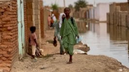 طفل يسير وسط مياه الفيضان - BBC