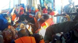 أفراد أسطول الصمود يرفعون أيديهم بعد أن صعدت قوات البحرية الإسرائيلية على متن سفينة 
