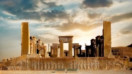 الشمس تشرق على السلالم الحجرية المنحوتة والأعمدة في شرفة مدينة برسبوليس الفارسية القديمة المهدمة. - Getty Images