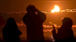 أشخاص يتابعون ظاهرة كسوف الشمس. - Getty Images