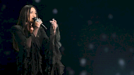 تؤدي يوفال رافائيل، ممثلة لإسرائيل، أغنية 