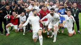 لاعبو فلسطين يحتفلون بفوز منتخبهم خلال مباراة المجموعة الأولى لكأس العرب 2025 بين قطر وفلسطين على ملعب البيت في ١ ديسمبر ٢٠٢٥ في الخور، قطر. - Getty Images