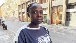 امرأة تقف في الشارع وتنظر إلى الكاميرا - BBC