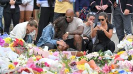 زهور عند نصب تذكاري مصنوع من الزهور بجوار شاطئ بوندي في سيدني - EPA