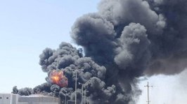 صورة أرشيفية تُظهر عمودًا كثيفًا من الدخان والنيران - Reuters