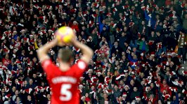 جانب من مباراة في الدوري الإنجليزي الممتاز ويظهر في الصورة مشجعين يعتمرون قبعات بالتزامن مع عيد الميلاد - Getty Images