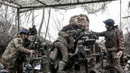 جنود من اللواء المدفعي الرابع والأربعين 