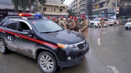 أفراد من الشرطة العسكرية السورية يحرسون منطقة الأشرفية في حلب، سوريا، 9 يناير/كانون الثاني 2026. - Reuters