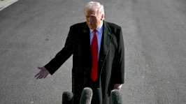 تحدث الرئيس الأمريكي دونالد ترامب إلى الصحافة في طريقه للصعود على متن طائرة