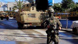 جندي من الجيش الإسرائيلي يتخذ خلال غارة إسرائيلية استمرت عدة أيام في الخليل بالضفة الغربية المحتلة. - Reuters