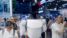 إيلون ماسك المليارير الأمريكي يعد باستخدام وتوظيف روبوتات شبيهة بالبشر بشركته في 2025 كي تؤدي مهام مفيدة