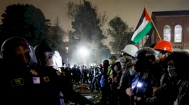 شرطة لوس أنجلوس تواجه الطلاب المؤيدين للفلسطينيين وتزيل المخيمات في حرم جامعة كاليفورنيا، في 2 أيار (مايو) 2024