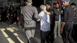 مسعفون يساعدون سائحًا مصابًا في مستشفى في أنانتناج، جنوب سريناغار
