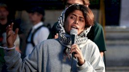 ريما حسن، المحامية الفرنسية الفلسطينية وعضو البرلمان الأوروبي تتحدث إلى المتظاهرين خلال تجمع تضامني معها في ساحة الجمهورية بباريس عقب ترحيل إسرائيل لها - Getty Images