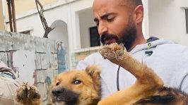 يكرّس قاسم حيدر يومياته لإطعام الحيوانات الشاردة في قرى جنوب لبنان