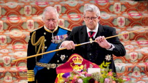 اللورد باركر يكسر العصا امام جثمان الملكة معلنا نهاية خدماته