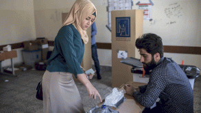 فتاة عراقية تدلي بصوتها في انتخابات سابقة (تويتر)